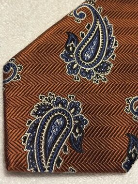 Brand New Corporate Power Tie By JOS A. BANK (Signature Gold)